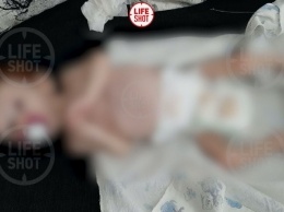 В России горе-мать полгода прятала младенца в шкафу: истощенного ребенка нашли случайно во время застолья, фото