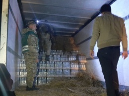 На Львовщине пограничники нашли 6000 бутылок водки в тюках сена