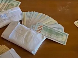 Мужчина нашел заначку с 10 тыс. долларов и вернул их старой хозяйке дома