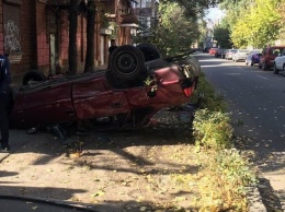 В Харькове столкнулись два легковых авто: одна из машин перевернулась, пять человек в больнице, - ФОТО