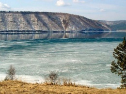 В России сотни литров нефти вытекло из баржи в реку