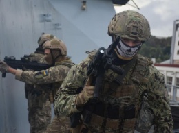 Украинские спецназовцы провели учения на пришвартовавшемся в Одессе британском эсминце