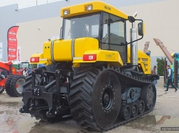 В Украине презентовали новый сверхмощный гусеничный трактор