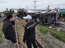 В Таиланде поезд протаранил автобус: 20 погибших