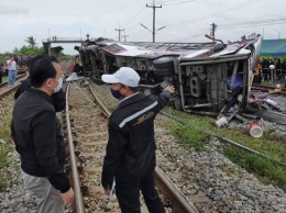 В Таиланде столкнулись поезд и автобус, 17 человек погибли