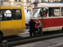 В Киеве устроили драку водители маршрутки и трамвая, ВИДЕО