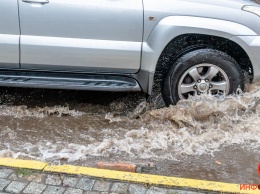 Сильный ливень в Днепре затопил дороги: заглохли машины и провалился асфальт