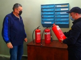 Пожарные Никополя проверили 85 объектов, где разместят избирательные участки