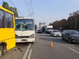 В ДТП у киевского зоопарка: собрались в "гармошку" две маршрутки и "евробляха" (ВИДЕО)