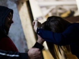 Кирпичом по голове: под Киевом заробитчане напали на девушку