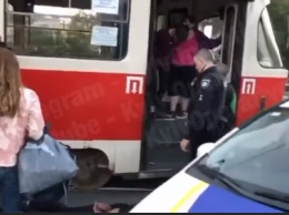 Зашли без масок и напали на пассажиров: в Киеве подростки устроили погром в трамвае