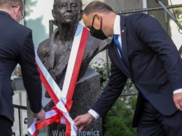 Дуда открыл памятник легенде «Солидарности» возле посольства Польши в Киеве