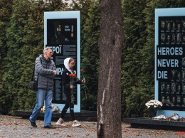 В Днепре на Аллее Памяти открыли еще одну стелу с именами погибших бойцов