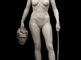 В Нью-Йорке установили статую горгоны Медузы-феминистки с отрубленной головой Персея