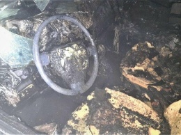 В Запорожье на охраняемой стоянке подожгли Кiа, огнем задело Hyundai, который стоял рядом