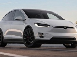Эксперты обманули автопилот Tesla с помощью взломанного билборда