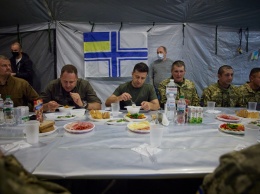 Одни едят, другие глядят. Как Зеленский и Ермак попали в скандал с тарелками на Донбассе