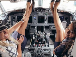 Стюардессы в мини-юбках устроили фотосессию в кабине пилота и восхитили Сеть