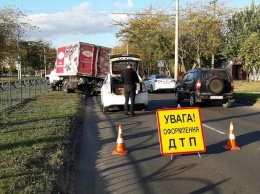 Два ДТП на Куприна: водитель грузовика снес забор, а водитель фуры зацепил Volkswagen, - ФОТО