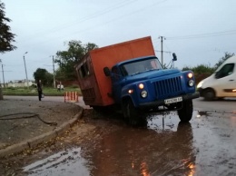 В Кривом Роге машина коммунальной службы провалилась в яму, оставленную их коллегами