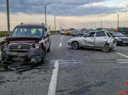 В Днепре на Кайдакском мосту столкнулись Fiat и ВАЗ. Пострадали четверо, в том числе двое детей