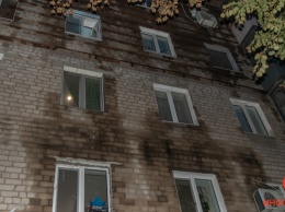 В Днепре на Титова из-за прорыва трубы отопления в доме затопило квартиры на трех этажах