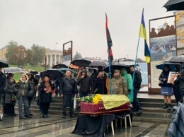 В Киеве попрощались с ветераном АТО, который поджег себя на Майдане