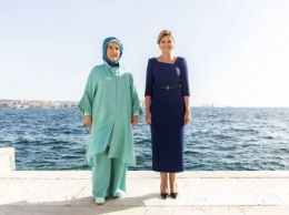 Встреча в Стамбуле: Елена Зеленская и жена Эрдогана запустили украиноязычный аудиогид в Долмабахче. ФОТО
