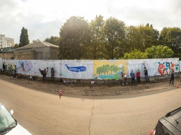 Полсотни одесских художников разрисовывают забор онкологического диспансера яркими рисунками