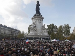 В Париже почтить память убитого чеченцем учителя вышли тысячи людей