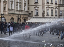 В Праге футбольные и хоккейные фанаты бунтовали против коронавирусных ограничений, полиция применила водомет
