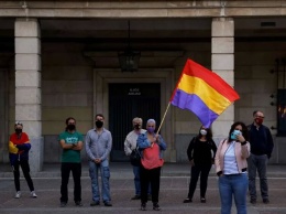 В Испании прошли митинги с требованием судить бывшего короля Хуана Карлоса (ФОТО)
