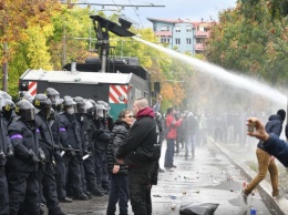 Водомет и слезоточивый газ. В Братиславе разогнали "коронавирусный бунт" ультраправых. Фото