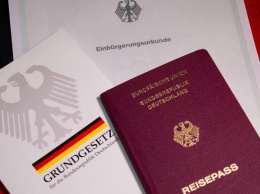 Мужчине не дали немецкое гражданство за отказ пожать руку женщине
