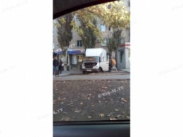Мгновенная карма - в Мелитополе грузовик заехал на газон и провалился в люк (фото)