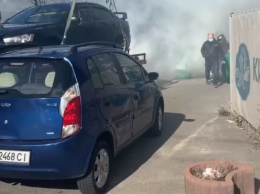 Дым и шашки: в Киеве неизвестные заблокировали работу штрафплощадки с автомобилями, ВИДЕО