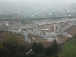 В Германии зрелищно взорвали старый мост
