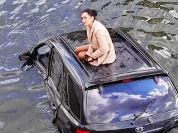 В Харькове девушка на внедорожнике влетела в реку: фото и видео
