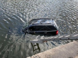Харьковские спасатели вытащили из реки упавшее авто и девушку-водителя, - ВИДЕО