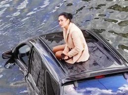 Ждала на крыше тонущего авто: женщина "слетела" с моста в реку (видео)