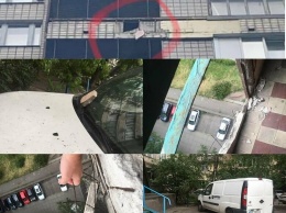 На бульваре Леси Украинки в Киеве балкон рухнул на авто, ФОТО