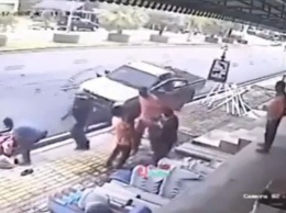 В Таиланде семья с двумя детьми чудом спаслась от потерявшего управления авто (ВИДЕО)