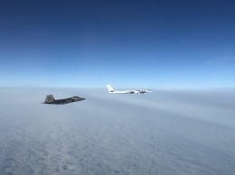Американцы подняли истребители на перехват российских ракетоносцев Ту-95МС на Дальнем Востоке. Видео