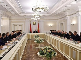 Лукашенко собрал на совещание высшее руководство