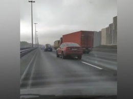 В Петербурге грузовик с умершим водителем проехал еще два километра