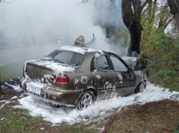 Пожарные Кривого Рога ликвидировали пожар в автомобиле, попавшем в ДТП