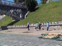 В Киеве вандал справил нужду на памятник Небесной сотне