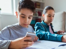 Запретить смартфоны в школах предлагают Верховной Раде