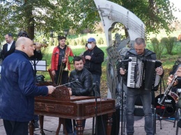 В Черновцах открыли памятник, посвященный песне "Хава Нагила" (фото, видео)