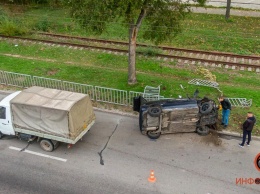 В Днепре на Запорожском Шоссе перевернулся Volkswagen: видео момента